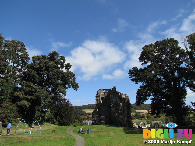 SX09662 Crickhowell Castle ruins